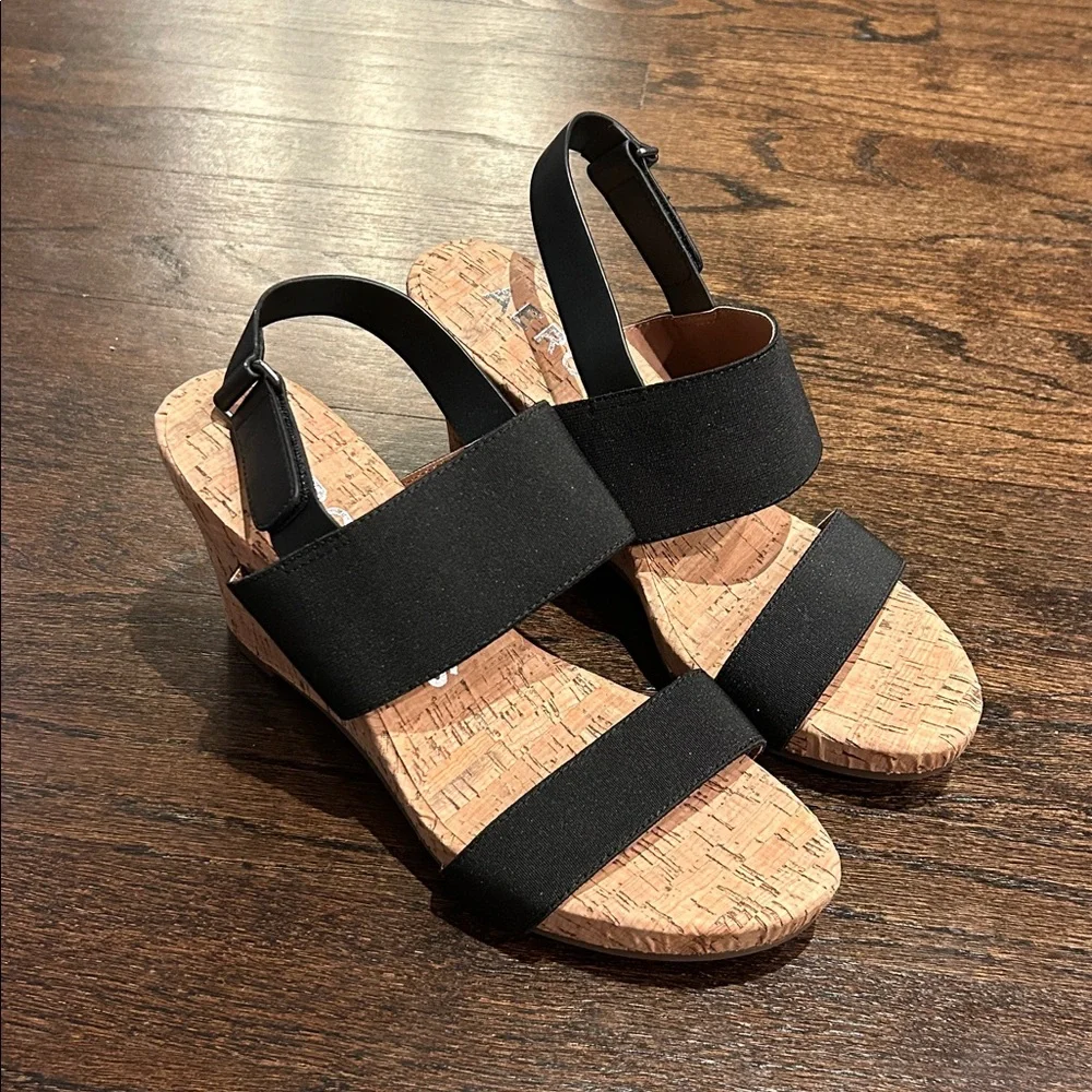Aerosoles Women’s Black and Tan Wedge Sandals Size 9.5